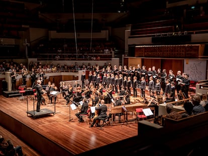 El Ensemble Correspondances y Les pages et les chantres du Centre de musique baroque de Varsailles, dirigidos por Sébastien Daucé, durante la interpretación del responsorio 'Gaudete et exsultate' al final de su reconstrucción de la música que acompañó la ceremonia de coronación de Luis XIV.