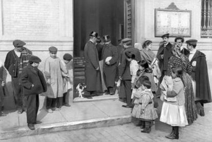 Una exposición en el Centro Cultural Galileo de Madrid recorre hasta el 13 de marzo la vida del barrio de Chamberí en blanco y negro. El 21 de enero de 1907 se instaló un despacho de pan en la plaza de Chamberí para abastecer a la población debido a la huelga de panaderos. Dos días antes, los fabricantes habían decidido subir el precio de manera abusiva sin causa justificada. La población madrileña salió a la calle para protestar por la falta de un alimento de primera necesidad y se produjeron asaltos a tahonas y graves enfrentamientos con los cuerpos de seguridad. Las autoridades intervinieron para que las familias humildes tuvieran pan en la mesa y, finalmente, la subida fue mínima.