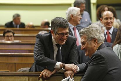 Patxi López conversa con Jesus Posadas.