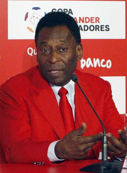 El futbolista brasileño Pelé en una rueda de prensa en la ciudad financiera del Santander.