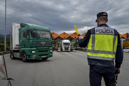 Agente de la policía nacional durante un control.