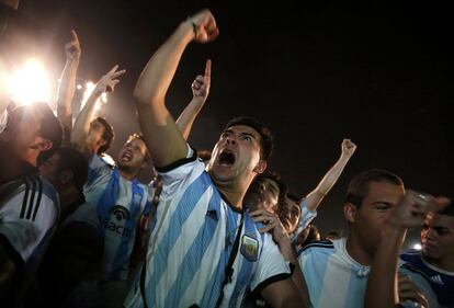 Aficionados argentinos celebran la victoria ante la selección holandesa en Río de Janeiro (Brasil).