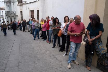 Varias personas hacen cola para entrar en la capilla ardiente del escritor.