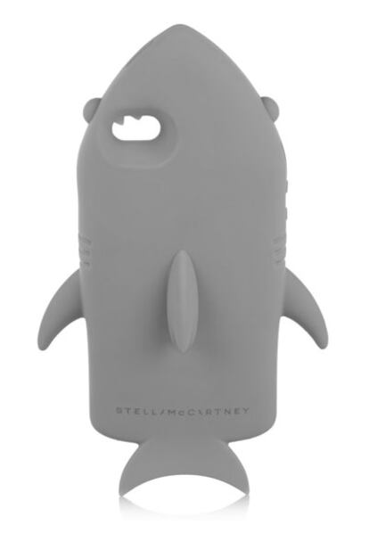 Funda para el iPhone 5 con forma de tiburón. La firma Stella McCartney (rebajada de 55 euros a 33 en Net-a-porter).