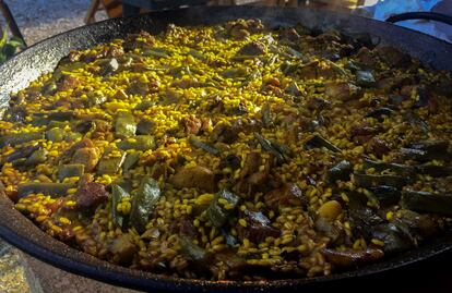 Una buena paella no deja de ser una suma barroca de especies, sabores, materias... y cáscaras.