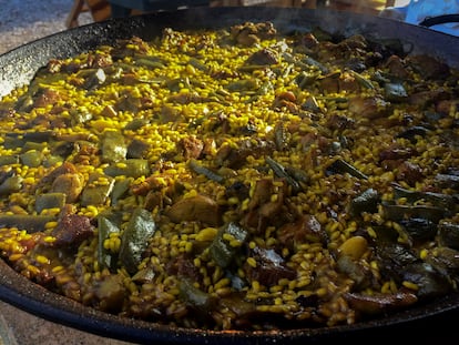 Una buena paella no deja de ser una suma barroca de especies, sabores, materias... y cáscaras.