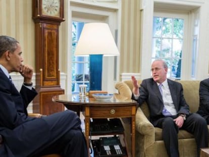 Barack Obama, junto a Clifford Sloan (centro) y Paul Lewis (derecha), en la Casa Blanca.