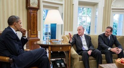 Barack Obama, junto a Clifford Sloan (centro) y Paul Lewis (derecha), en la Casa Blanca.