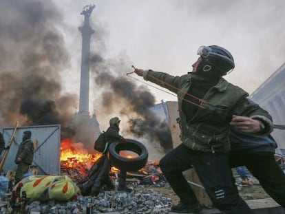 Un manifestante usa un tirachinas durante las protestas en Kiev.