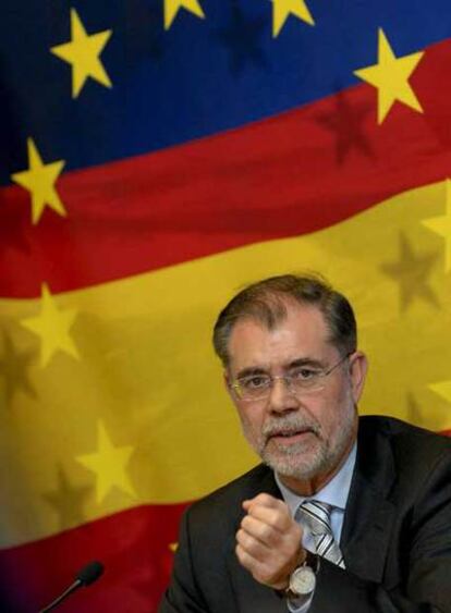 El ministro español de Justicia, Mariano Fernández Bermejo, hoy, en una rueda de prensa celebrada al final del Consejo de Ministros de Interior y Justicia de la Unión Europea.