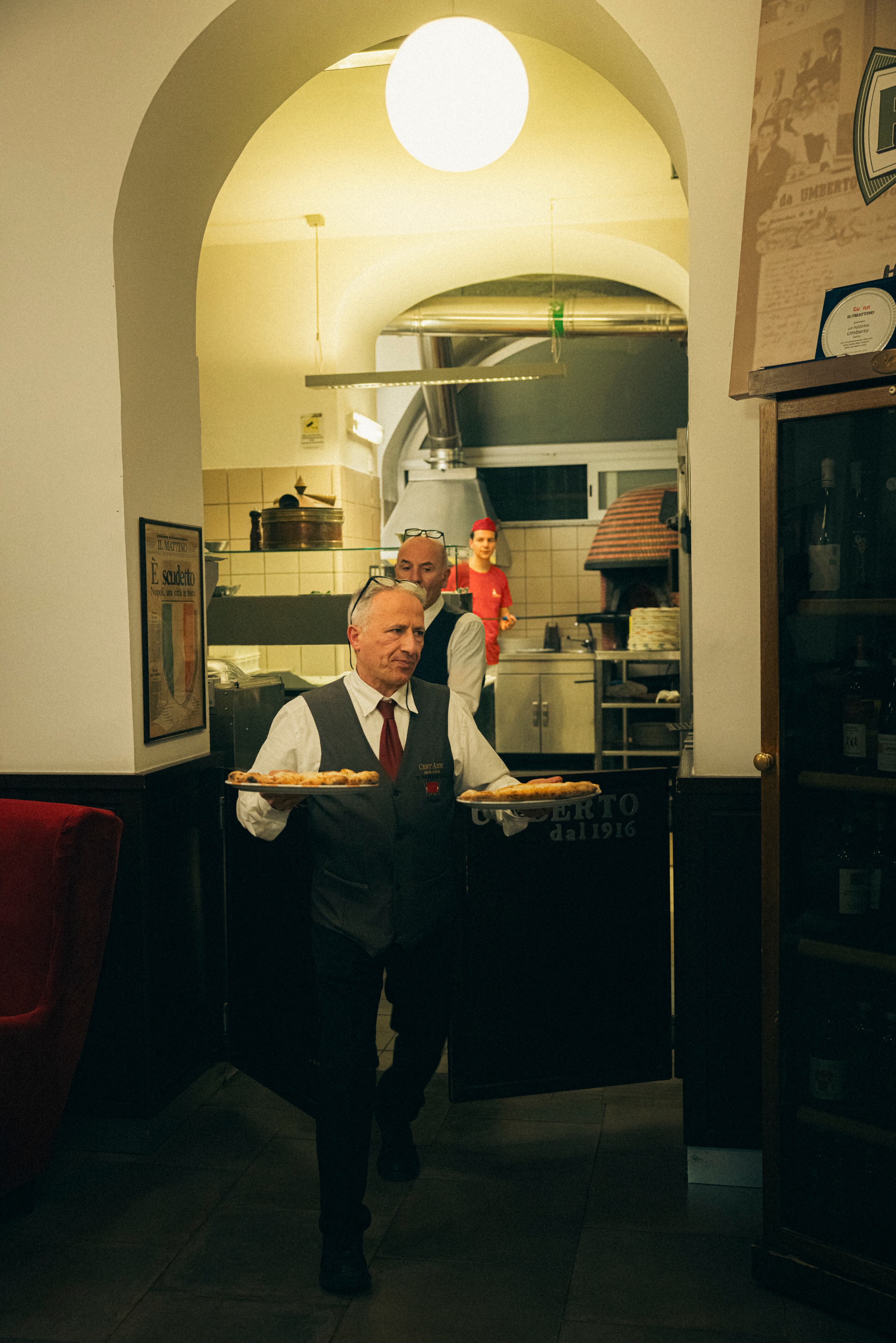 Uno de los camareros de la pizzería Umberto, fundada en 1916.
