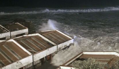 <b>La mar entra hasta las lonjas en el puerto de Bermeo (Vizcaya).</b> El puerto de Bermeo despertó el domingo 2 de febrero con importantes destrozos causados por el temporal durante la noche. El dique del puerto se rompió por la zona del rompeolas, la que más desperfectos sufre por ser la de mayor impacto, y en otros dos puntos que nunca habían sufrido daños.