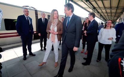 El ministro de Fomento, Íñigo de la Serna, junto a la alcaldesa de Lugo, Lara Méndez.