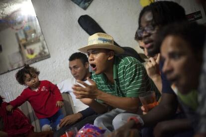 Inmigrantes centroamericanos viendo el Mundial en el DF