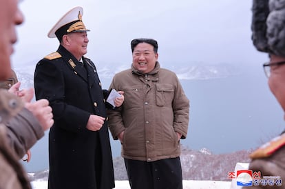 Kim Jong-un supervisaba el 28 de enero las pruebas de un nuevo misil de crucero lanzado desde un submarino en un lugar no especificado de Corea del Norte. La fotografía fue publicada por la oficial Agencia Central de Noticias norcoreana (KCNA).