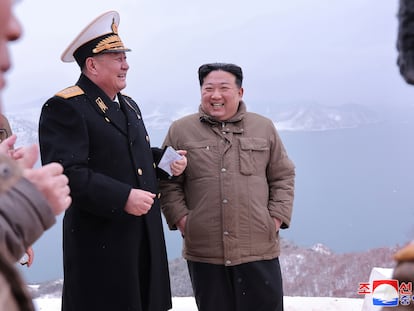 Kim Jong-un supervisaba el 28 de enero las pruebas de un nuevo misil de crucero lanzado desde un submarino en un lugar no especificado de Corea del Norte. La fotografía fue publicada por la oficial Agencia Central de Noticias norcoreana (KCNA).