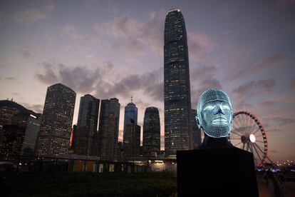 La obra luminosa "Talking Heads" del artista húngaro Viktor Vicsek se exhibe en el muelle del puerto central de Hong Kong. La instalación forma parte del Festival de Luz de Hong Kong.