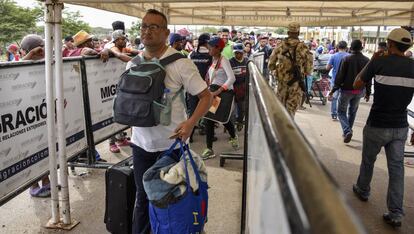 Venezolanos cruzan la frontera en el paso de Paraguachón (Colombia), en junio.