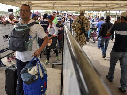 Venezolanos cruzan la frontera en el paso de Paraguachón (Colombia), en junio.