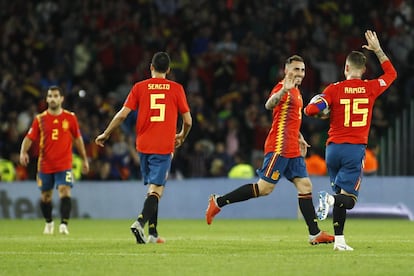 El jugador de la selección española, Paco Alcácer, celebra el primer gol del combinado nacional durante el partido ante Inglaterra.