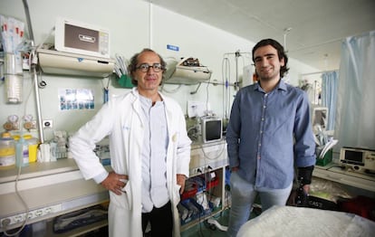 El médico Mario Chico con Ángel Zaragoza en la UCI de Traumatología de Urgencias del hospital 12 de octubre de Madrid el 26 de abril.