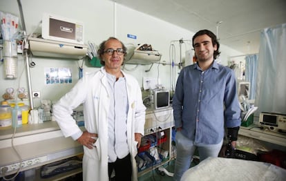 El médico Mario Chico con Ángel Zaragoza en la UCI de Traumatología de Urgencias del hospital 12 de octubre de Madrid el 26 de abril. 