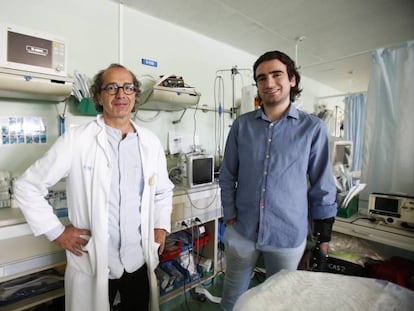 El médico Mario Chico con Ángel Zaragoza en la UCI de Traumatología de Urgencias del hospital 12 de octubre de Madrid el 26 de abril. 