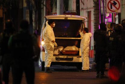 Forenses en el lugar del crimen, ayer en Monterrey.