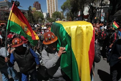 Unionists carry the coffin of the dead miner H&eacute;ctor Choque in La Paz on Thursday.