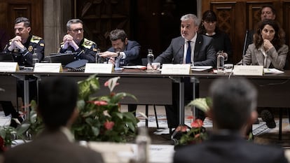 El alcalde de Barcelona, Jaume Collboni, en el centro, toma la palabra durante la junta de seguridad de este viernes.