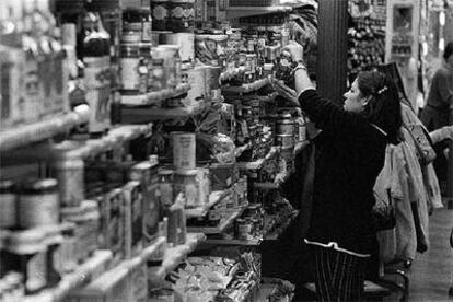 Una mujer hace la compra en un supermercado.