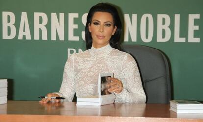 Kim Kardashian West firma copias de su libro en Nueva York.