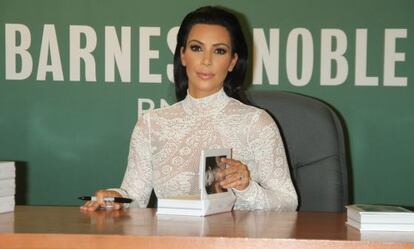 Kim Kardashian West firma copias de su libro en Nueva York. 