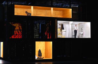 De arriba abajo: Estíbaliz Martyn, David Lagares y Dmitry Golovnin, en un ensayo de 'El ángel de fuego' en el Teatro Real de Madrid.