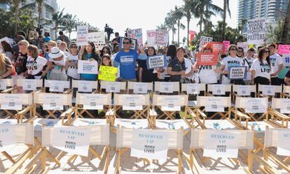 Várias fileiras de cadeiras vazias, durante o protesto pelo controle de armas em Miami Beach, representam a perda de alunos assassinados em escolas.