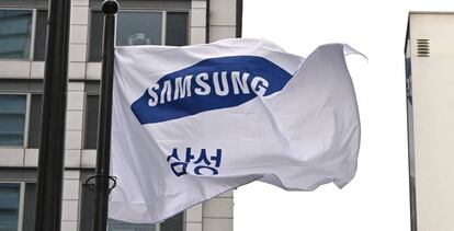 Una bandera de Samsung ondea en un edificio de la compañía en Seocho (Seúl, Corea del Sur).