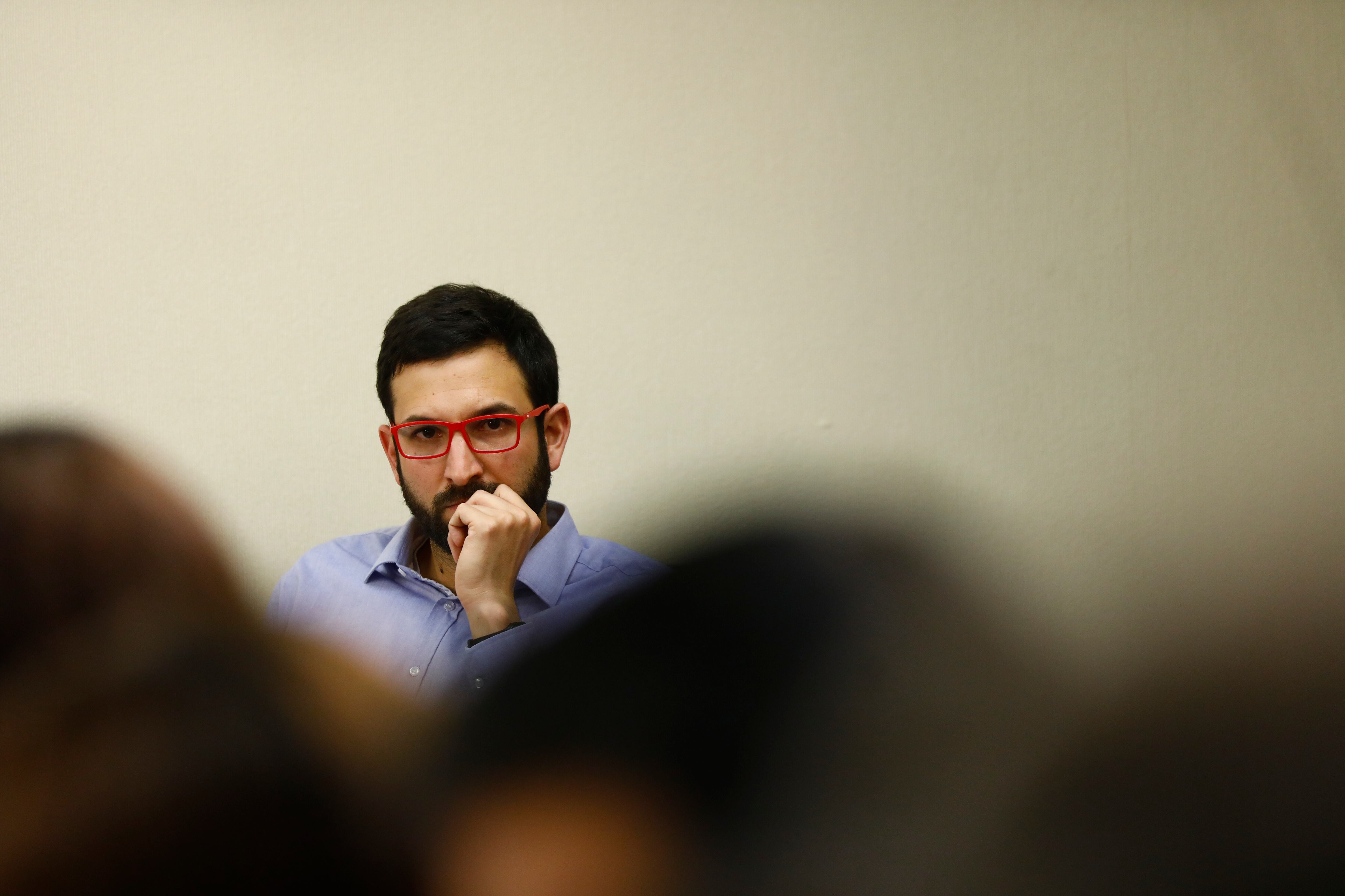 Miguel Crispi en una reunión con observadores de derechos humanos en el marco del estallido social, en Valparaíso, en noviembre de 2019.