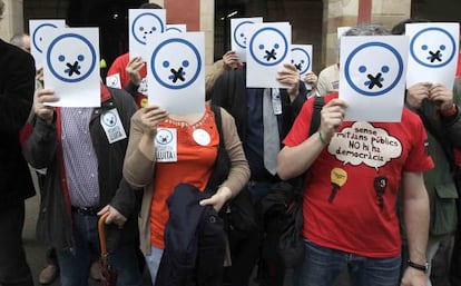 Un momento de la concentración de trabajadores de Mitjans en Lluita esta mañana en el Parlament.