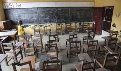 Un ni&ntilde;o liberiano camina en una escuela cerrada en Monrovia.