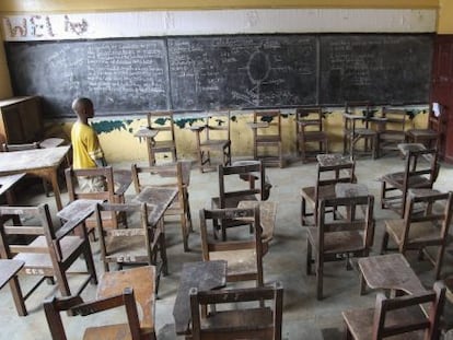 Un ni&ntilde;o liberiano camina en una escuela cerrada en Monrovia.