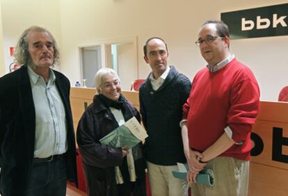 De izquierda a derecha, los escritores Álvaro Gurrea, Toti Martínez de Lezea, José Luis Urrutia y Pedro Ugarte, ayer en Bilbao antes de la presentación de la publicación Gvero, editada por EL PAÍS y BBK.