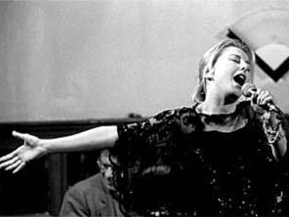 La actriz y cantante Natalia Dicenta, durante un recital en el Café Central en octubre de 1999.