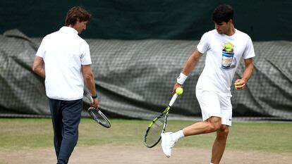 Ferrero y Alcaraz, durante el entrenamiento de este sábado en Wimbledon.