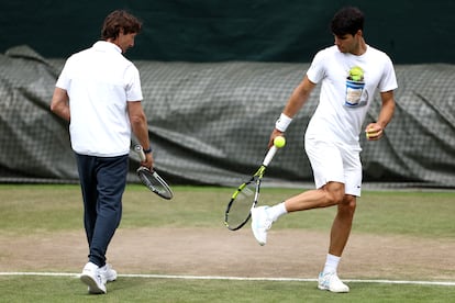 Ferrero y Alcaraz, durante el entrenamiento de este sábado en Wimbledon.