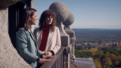 Las presentadoras Leonor Martín (izquierda) y Lidia San José (derecha) en el primer capítulo dedicado a Felipe II.