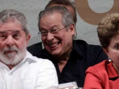 Dirceu, al fondo, detrás de Lula y Dilma Roussef.