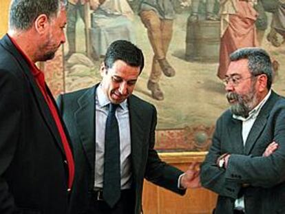 Eduardo Zaplana, flanqueado ayer por José María Fidalgo (izquierda) y Cándido Méndez.
