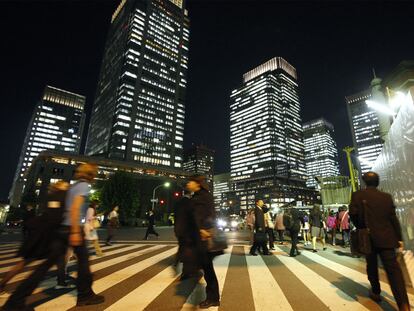 Viandantes atraviesan un paso de cebra en Tokio. Uno de cada diez supermillonarios es japonés.