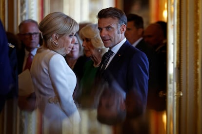 El presidente de Francia, Emmanuel Macron, y su esposa, Brigitte Macron, durante una visita a una exposición de arte y literatura de la Colección Real en el Castillo de Windsor.