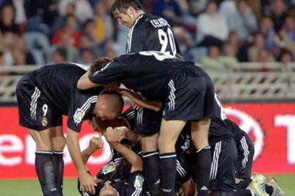 Guti, en el suelo, recibe la felicitación de sus compañeros tras el segundo gol.